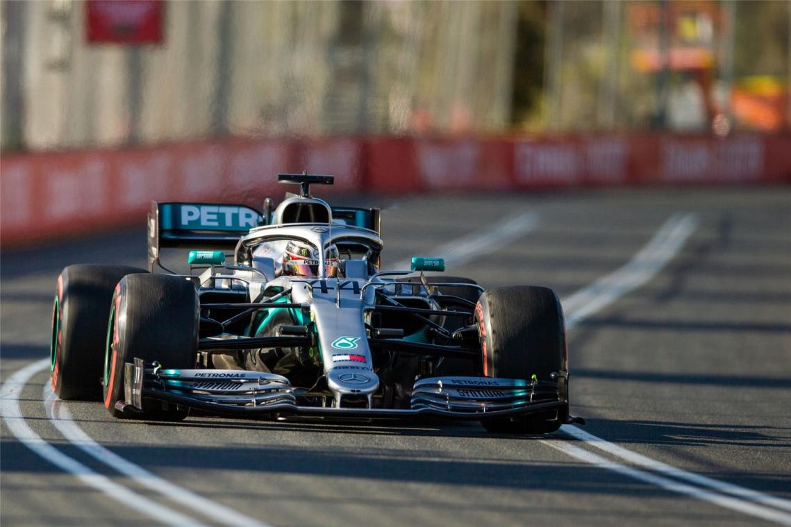 <p>Lewis Hamilton sorgte in Melbourne gleich für einen Paukenschlag.</p>