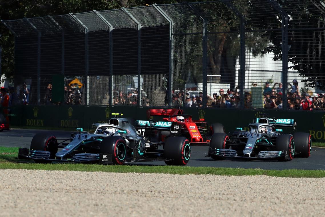<p>Valtteri Bottas vor Lewis Hamilton: Die Mercedes-Piloten dominierten den Formel-1-Saisonauftakt.</p>