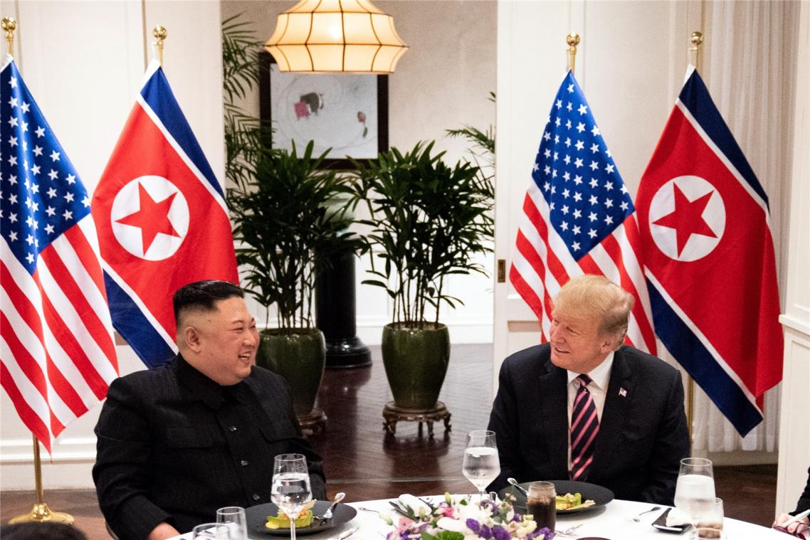 <p>Dicke Freunde, dünne Ergebnisse. Kim neben Trump und die Flagge der USA neben der Nordkoreas: 2:0 für Jong-Un.</p>