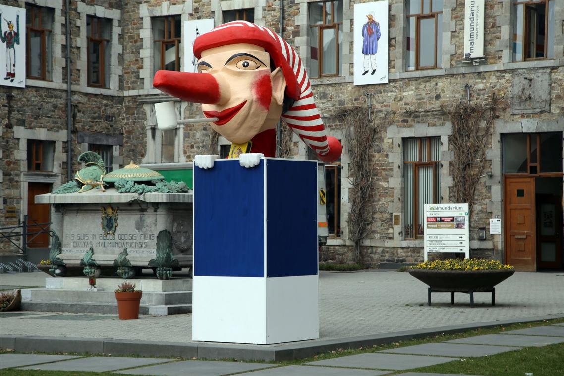 <p>Es ist unübersehbar im Zentrum von Malmedy: Der Straßenkarneval mit u.a. der traditionellen Figur der „Long Nez“ steht in den Startlöchern.</p>