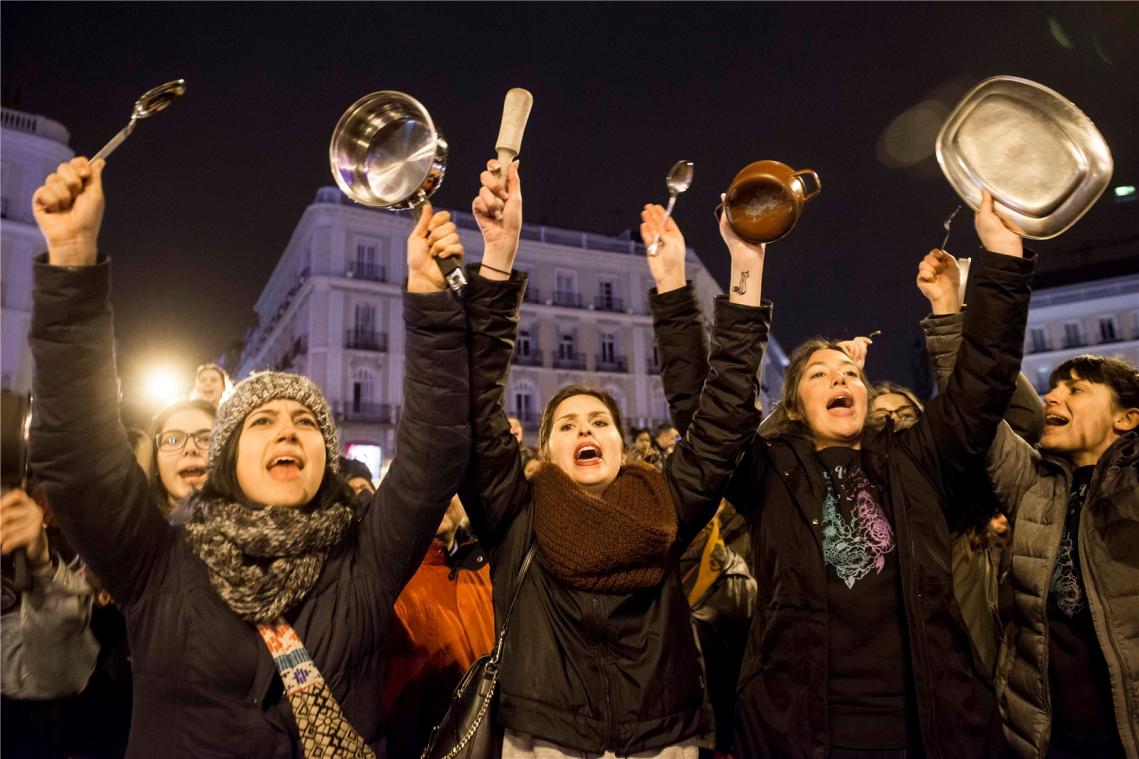 <p>Im März vergangenen Jahres nahmen mehr als fünf Millionen Frauen in Spanien anlässlich des Weltfrauentages am „ersten feministischen Streik“ in der Geschichte des Landes teil. Sie streiken in Spanien für mehr Rechte und gegen sexuelle Belästigung.</p>