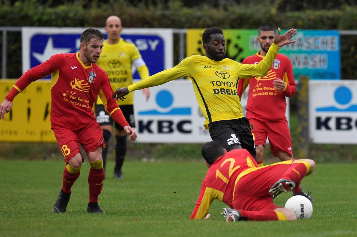<p>Glody Kudura (im gelben Trikot) verlässt am Saisonende den RFC Raeren-Eynatten.</p>