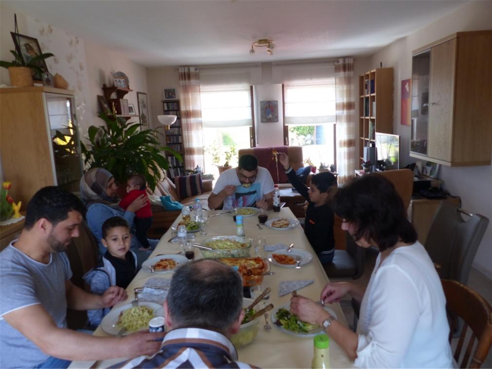 <p>Bei einem gemeinsamen Essen konnten sich Familie Nellen und ihre Gäste besser kennenlernen.</p>