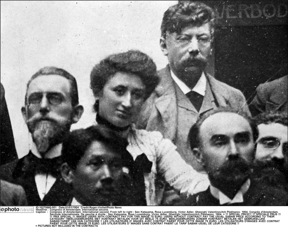 <p>Rosa Luxemburg, umgegebn von Männern: Sie war eine der frühen Verfechterinnen der Rechte von Frauen.</p>