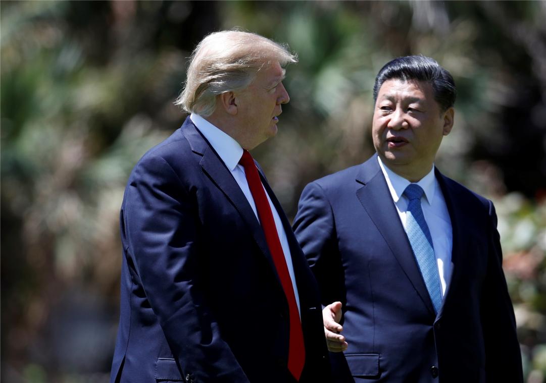 <p>Archivbild von 2017: US-Präsident Donald Trump und Chinas Staatschef Xi Jinping gehen nach einem bilateralen Treffen in Trumps Domizil Mar-a-Lago spazieren. Ob es bald wieder zu einem Treffen der beiden kommt, ist äußerst fraglich.</p>