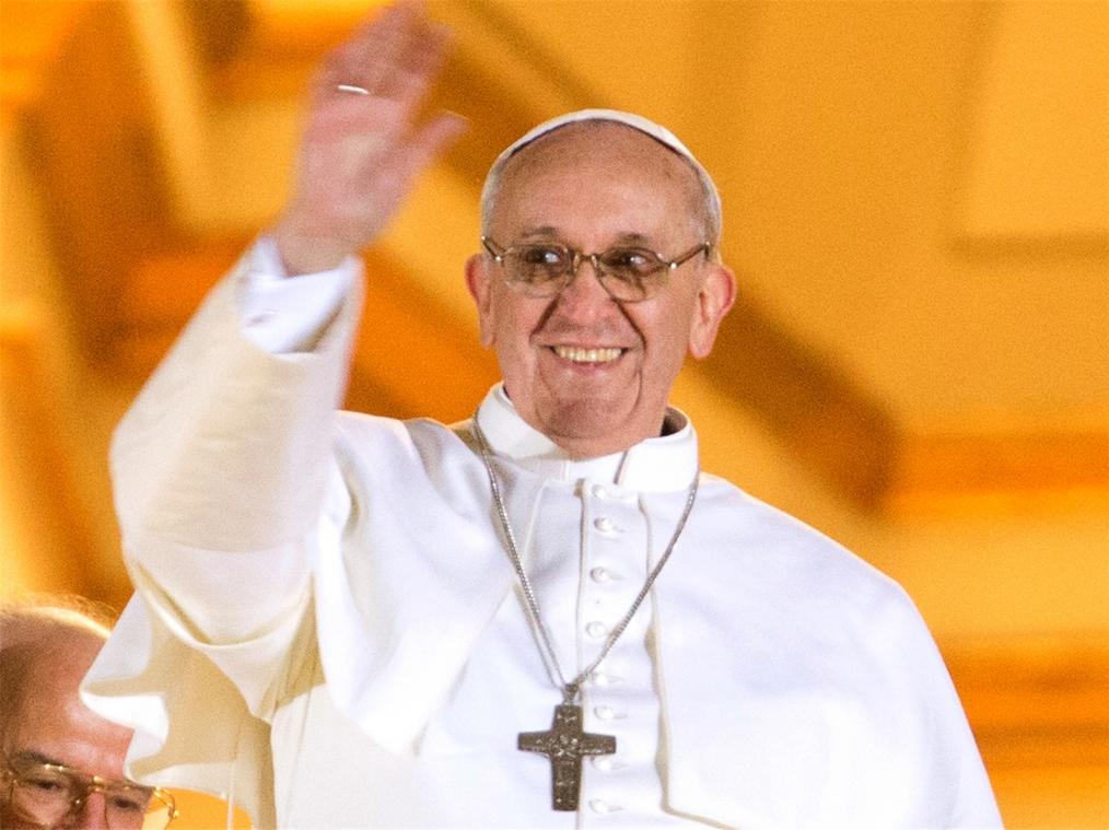 <p>Papst Franziskus wird beleuchtet.</p>
