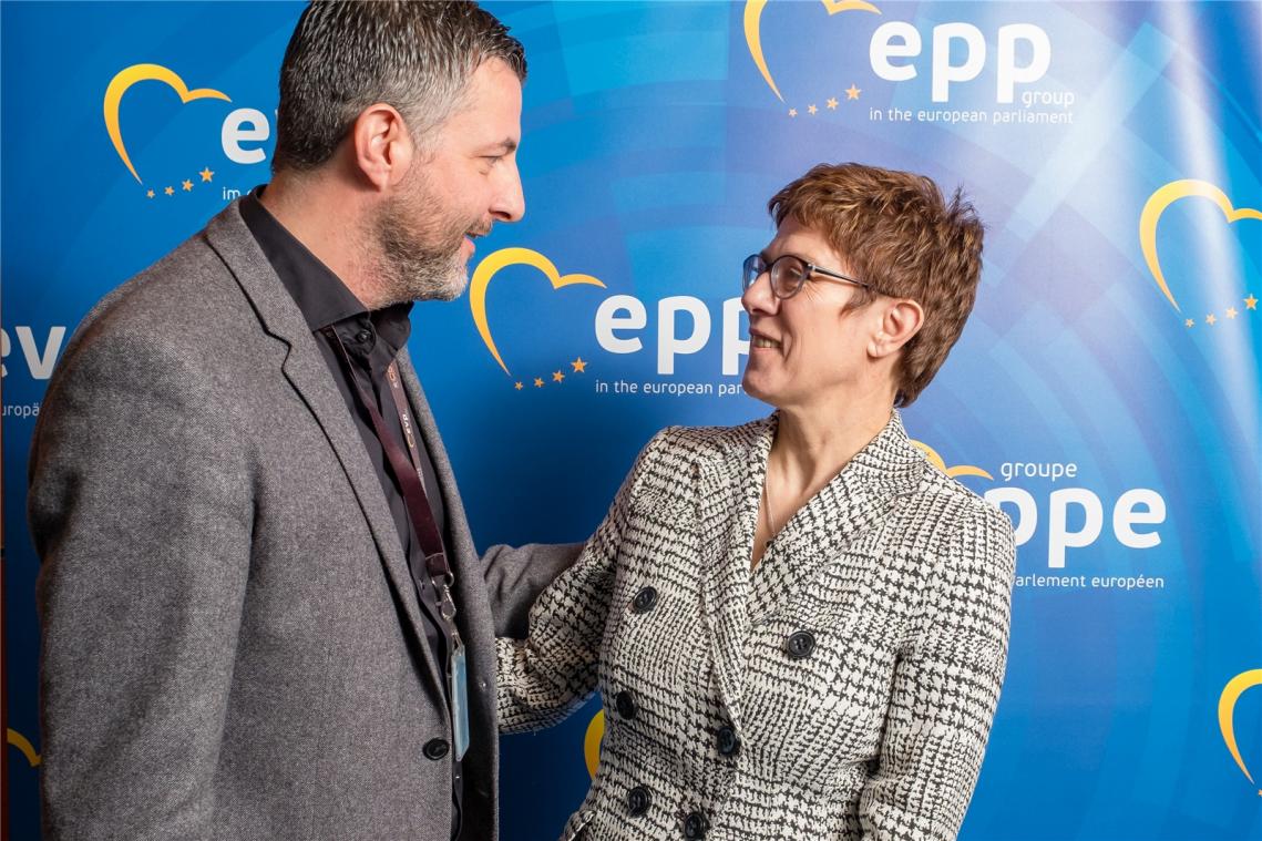 <p>Der EU-Abgeordnete Pascal Arimont (CSP) im Gespräch mit der CDU-Vorsitzenden Annegret Kramp-Karrenbauer.</p>