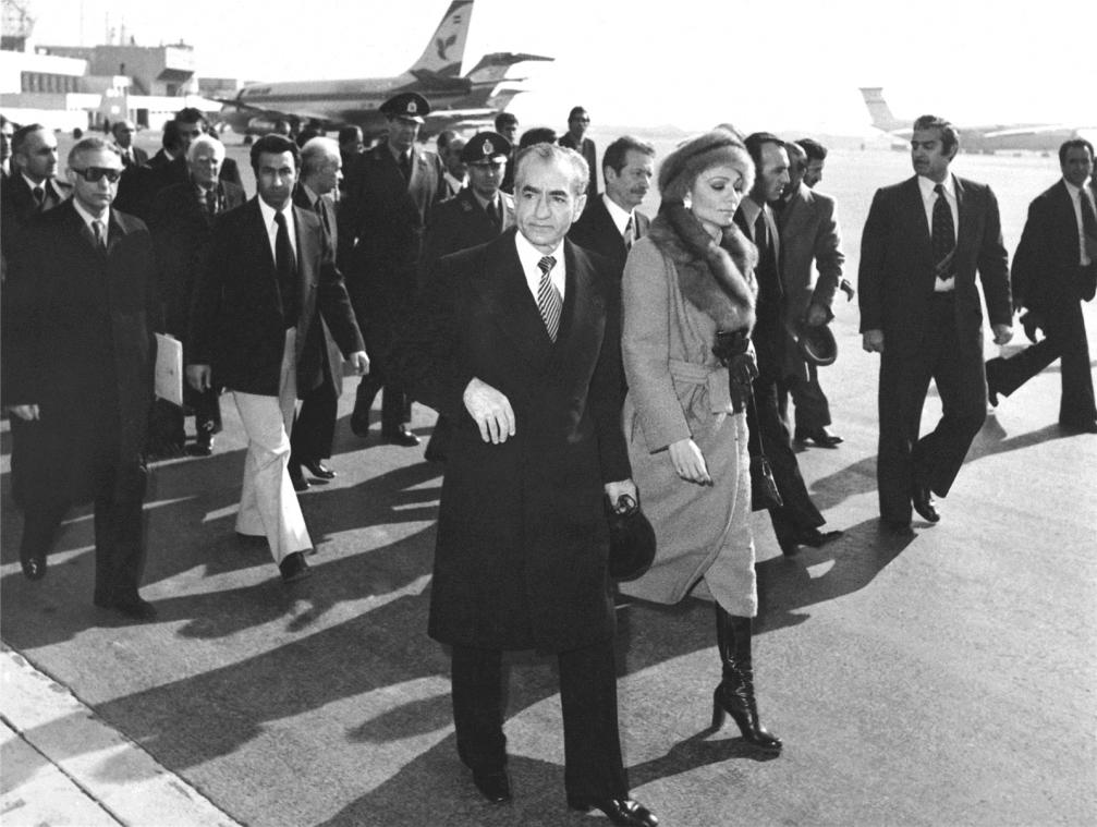 <p>Schah Mohammed Resa Pahlevi und Kaiserin Farah Pahlavi gehen über das Rollfeld des Mehrabad Flughafens, um in ein Flugzeug zu steigen und Persien zu verlassen.</p>
