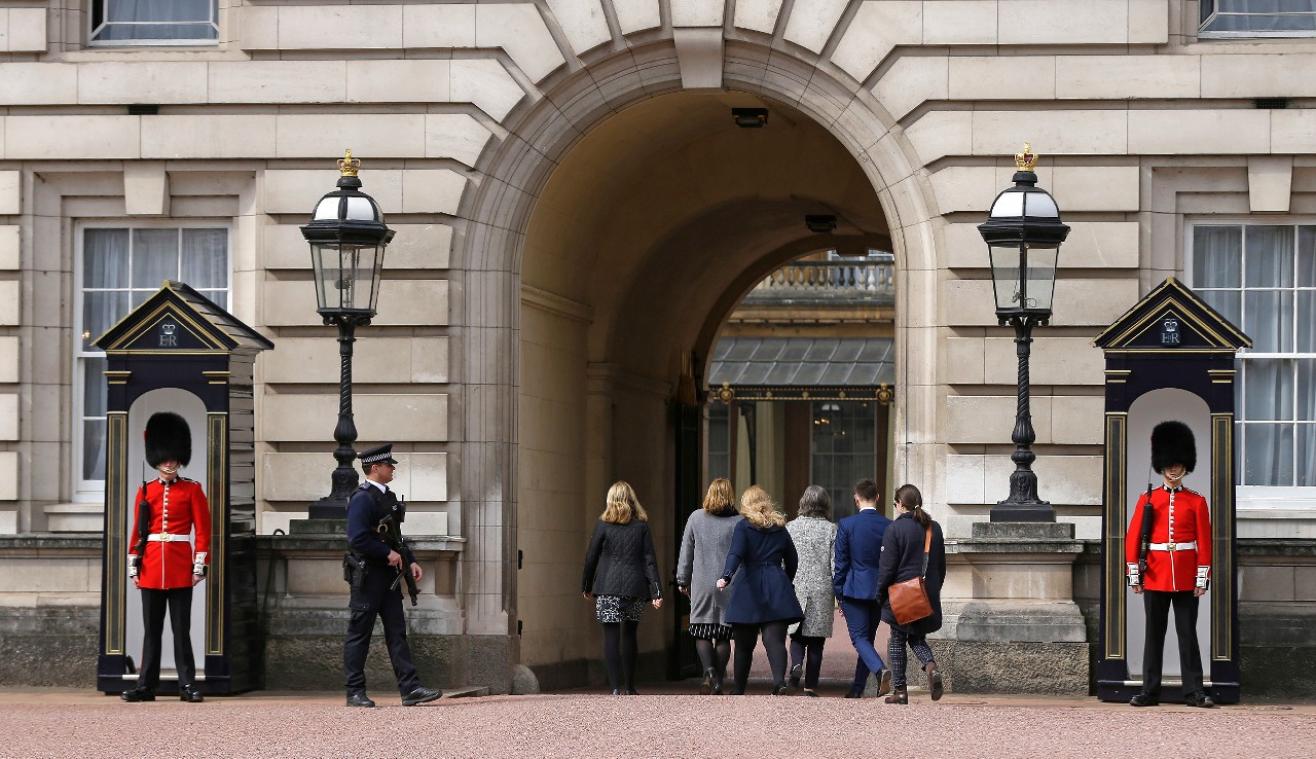 <p>Mitarbeiter gehen zur Arbeit in den Buckingham-Palast. Aktuell sucht die Queen gerade einen Butler. Foto: dpa</p>