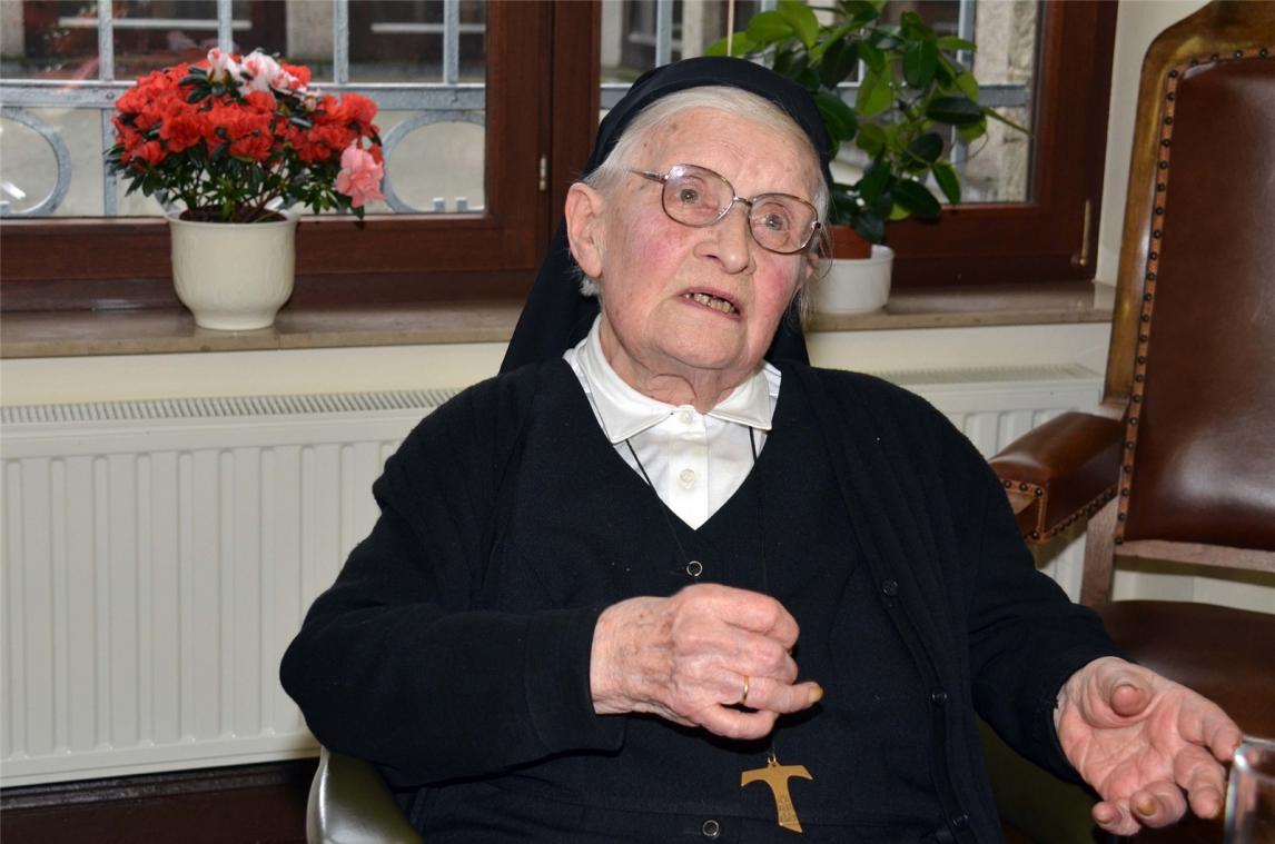 <p>Auch im Alter von 95 Jahren ist Schwester Damiana, noch fröhlich und quicklebendig.</p>