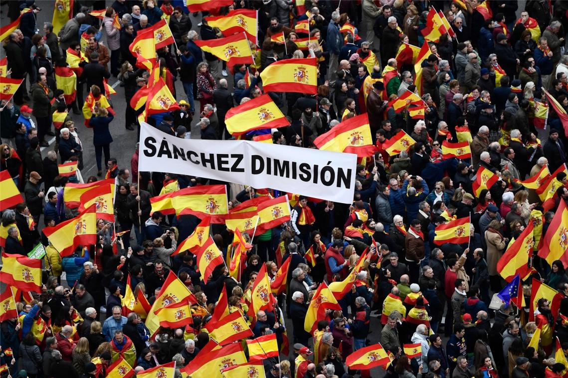 <p>Zehntausende demonstrieren in Madrid gegen Regierung und für Neuwahl</p>
