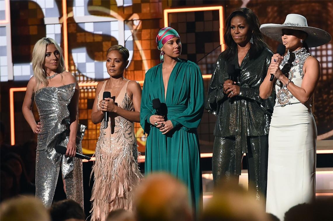 <p>Geballte Frauenpower: Lady Gaga, Jada Pinkett Smith, Alicia Keys, Michelle Obama und Jennifer Lopez (von links) auf der Bühne.</p>