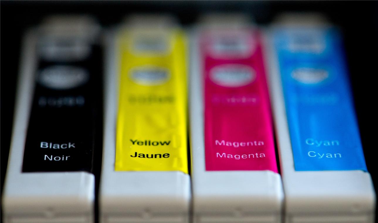 <p>Die für den Farbdruck wichtigen drei Grundfarben Gelb, Magenta und Cyan. Manche Drucker haben neben dem normalen Schwarz auch noch eine Extrapatrone mit einem sogenannten Fotoschwarz.</p>