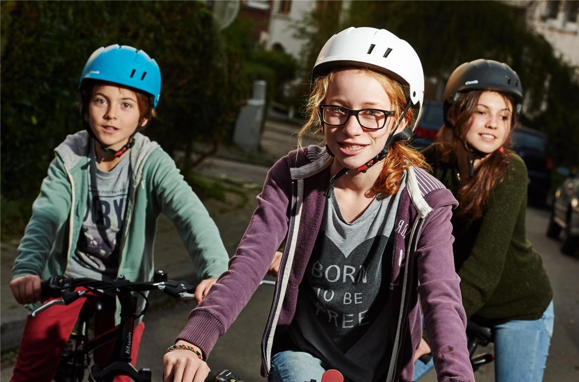 <p>Kinder mit Helmen auf dem Fahrrad.</p>