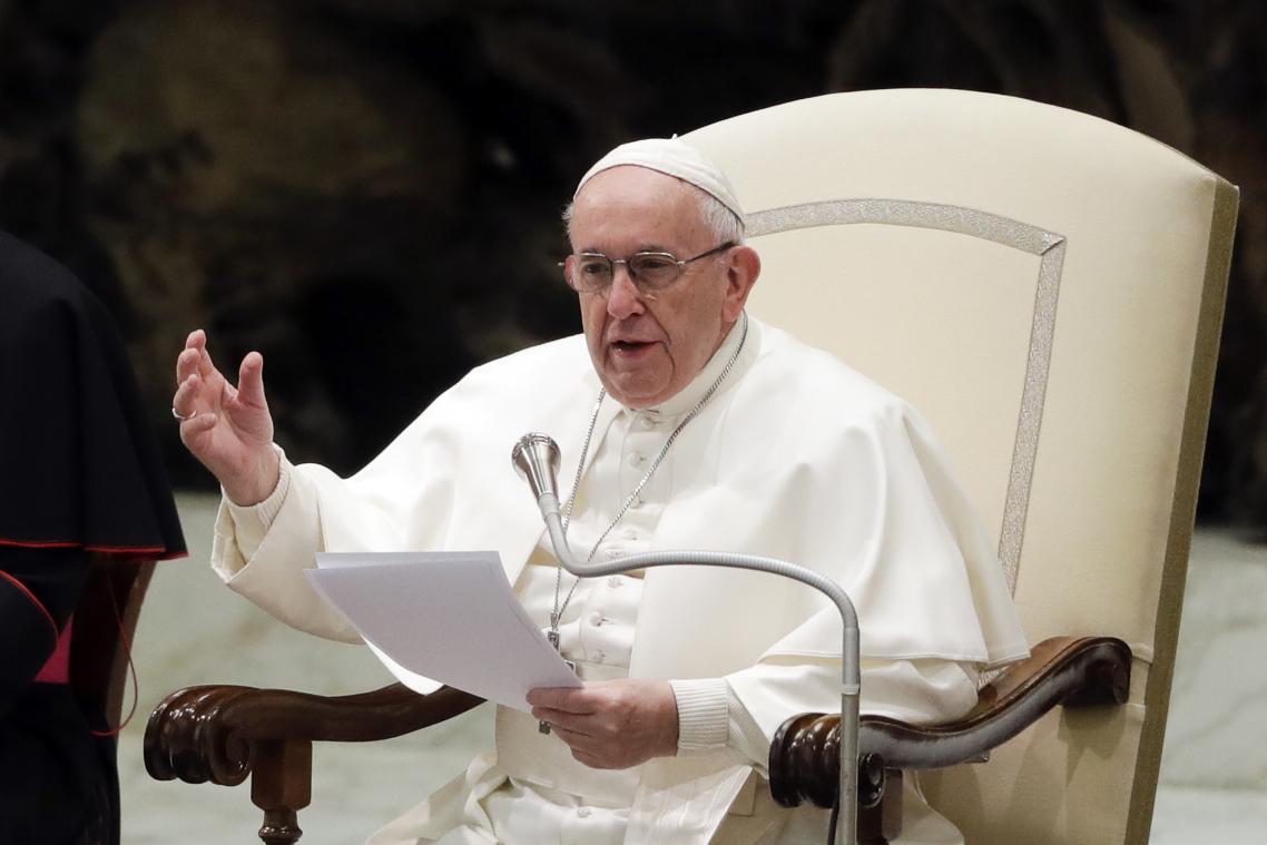 <p>Papst Franziskus hält eine Rede während seiner wöchentlichen Generalaudienz in der vatikanischen Audienzhalle.</p>