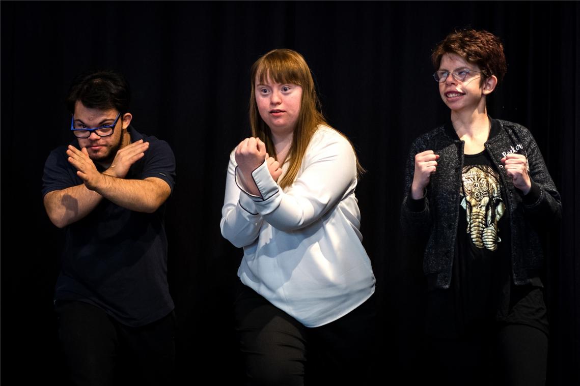 <p>Frangiskos Kakoulakis, Luisa Wöllisch und Gesa Romm (von links) beim Schauspieluntericht der Freien Bühne München.</p>