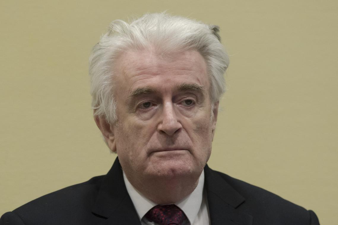 <p>Radovan Karadzic, ehemaliger Serben-Führer, betritt den Gerichtssaal des UN-Kriegsverbrechertribunals für sein Berufungsverfahren.</p>