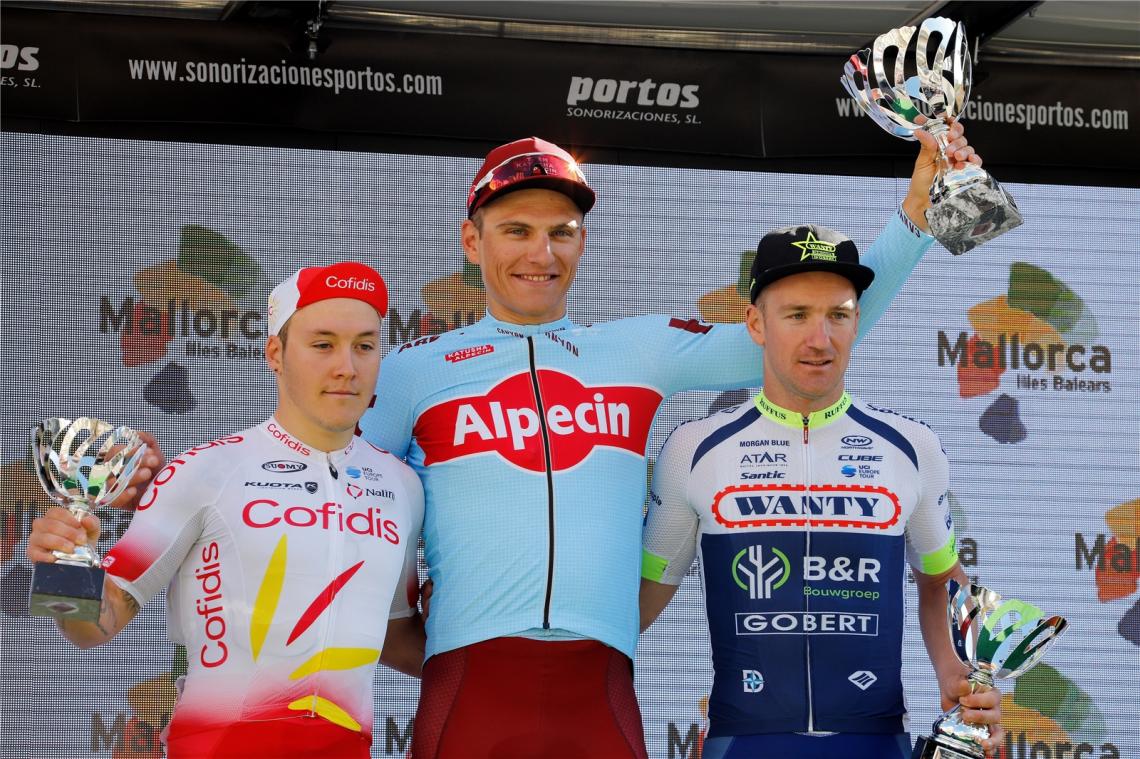 <p>Sieger Marcel Kittel (M) aus Deutschland vom Team Katusha-Alpecin steht auf dem Podium neben Hugo Hofstetter (l.) aus Frankreich vom Team Cofidis und Timothy Dupont (r.) aus Belgien vom Wanty-Gobert Cycling Team nach der Etappe in Palma.</p>