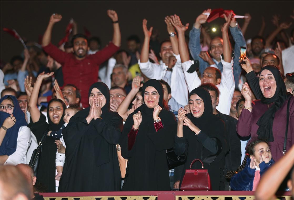 <p>Katarische Fans feiern die Ankunft ihrer Helden.</p>