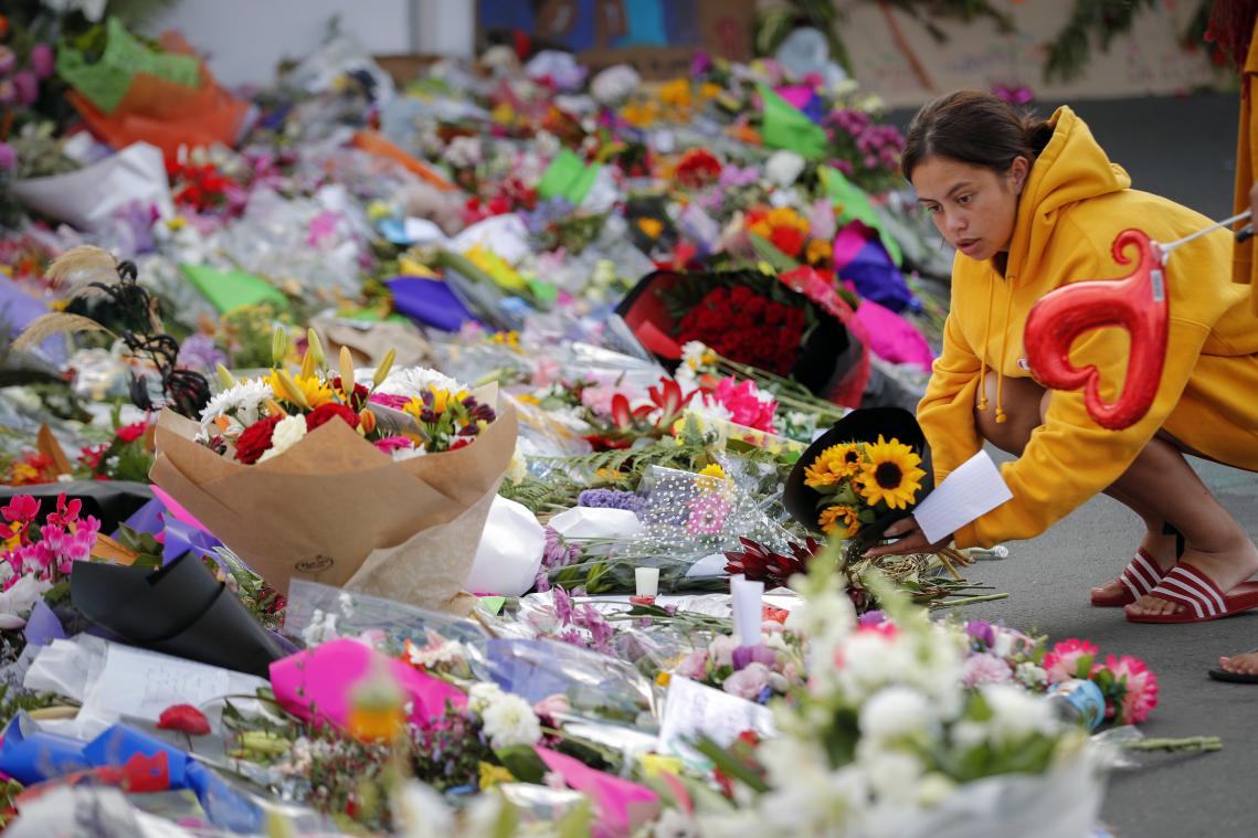 <p>Trauernde legen Blumen in der Nähe der Linwood-Moschee nieder.</p>