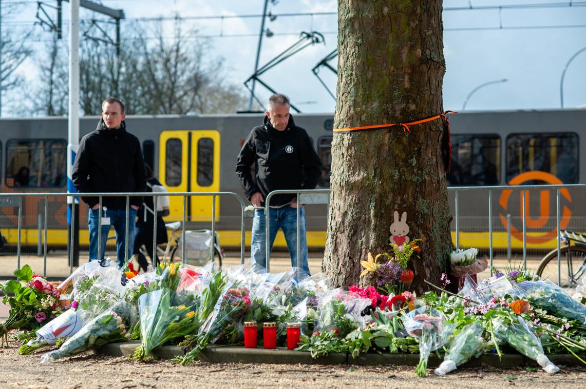 <p>Ein Mann schaut in Utrecht vor einer Straßenbahn auf ein provisorisches Denkmal in der Nähe des Ortes, an dem drei Menschen von einem Schützen in einer Straßenbahn getötet wurden.</p>