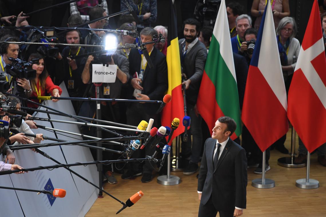 <p>Emmanuel Macron (r), Präsident von Frankreich, steht bei seiner Ankunft zum Gipfel der EU-Staats- und Regierungschefs vor Journalisten.</p>