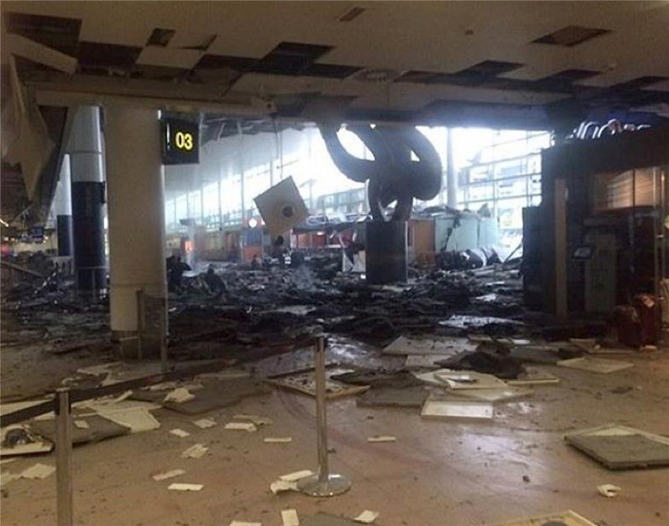 <p>Die zerstörte Abfertigungshalle des Brüsseler Flughafens, nachdem an jenem Morgen des 22. März 2016, um 7.58 Uhr, zwei Selbstmordattentäter sich in die Luft gesprengt hatten.</p>