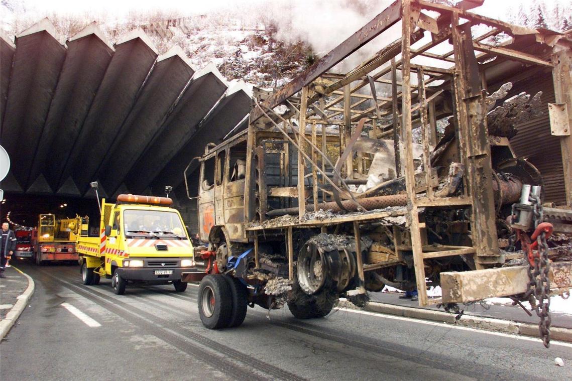 <p>Ein ausgebranntes Fahrzeug der Feuerwehr wird nach dem Brand im Montblanc-Tunnel abtransportiert. Vor 20 Jahren wurde der Montblanc-Tunnel zwischen Frankreich und Italien zur tödlichen Falle für 39 Menschen. Ein Lastwagen geriet in Brand, der Fahrer flüchtete zu Fuß aus dem Tunnel.</p>