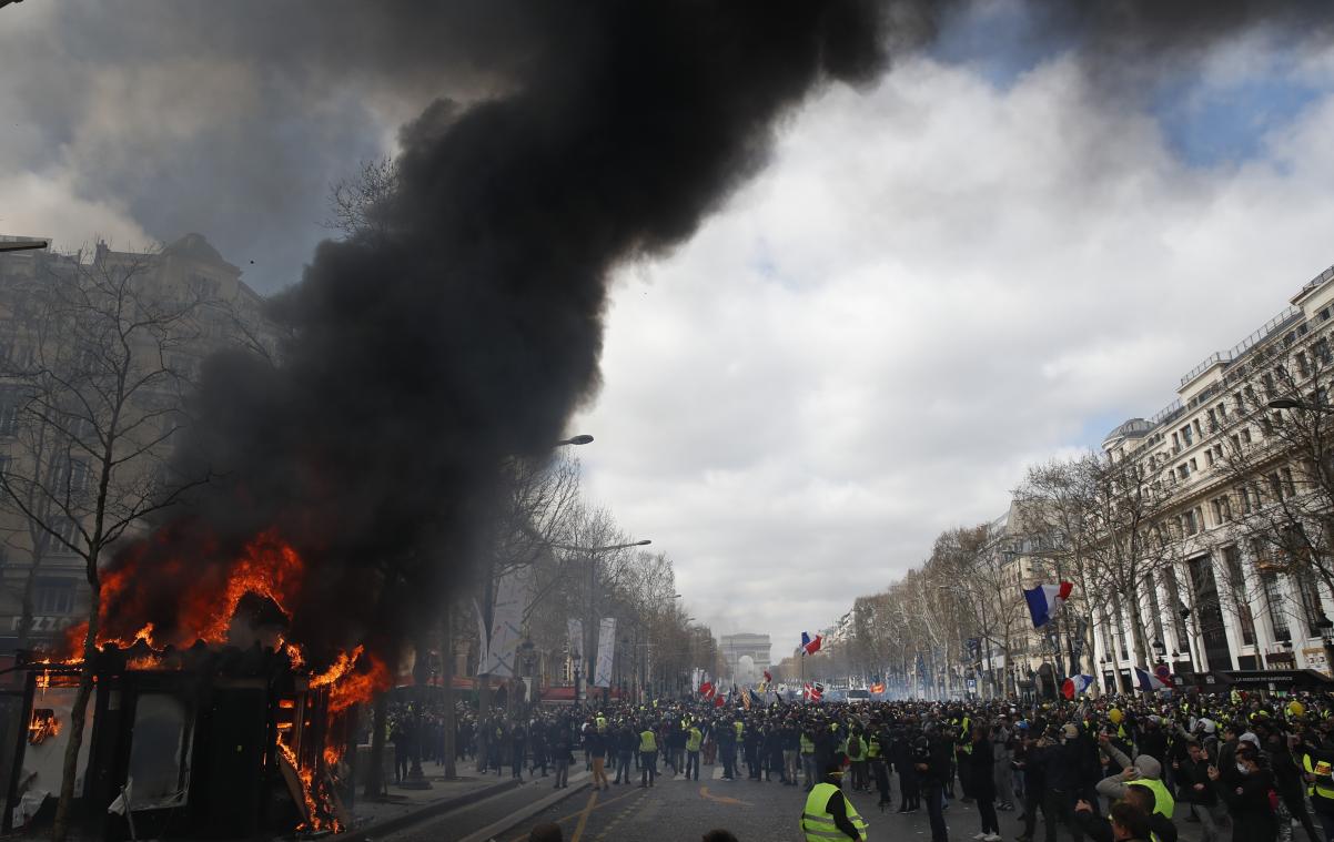 <p>Ein Kiosk steht in Flammen bei Gelbwesten-Protesten auf dem Champs-Elysees.</p>