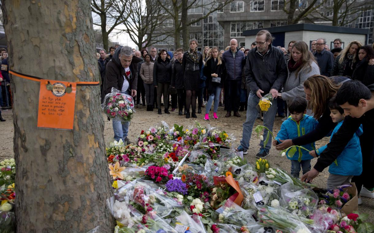 <p>Trauernde legen Blumen an einem provisorischen Denkmal in der Nähe des Ortes nieder, an dem drei Menschen in einer Straßenbahn getötet wurden.</p>