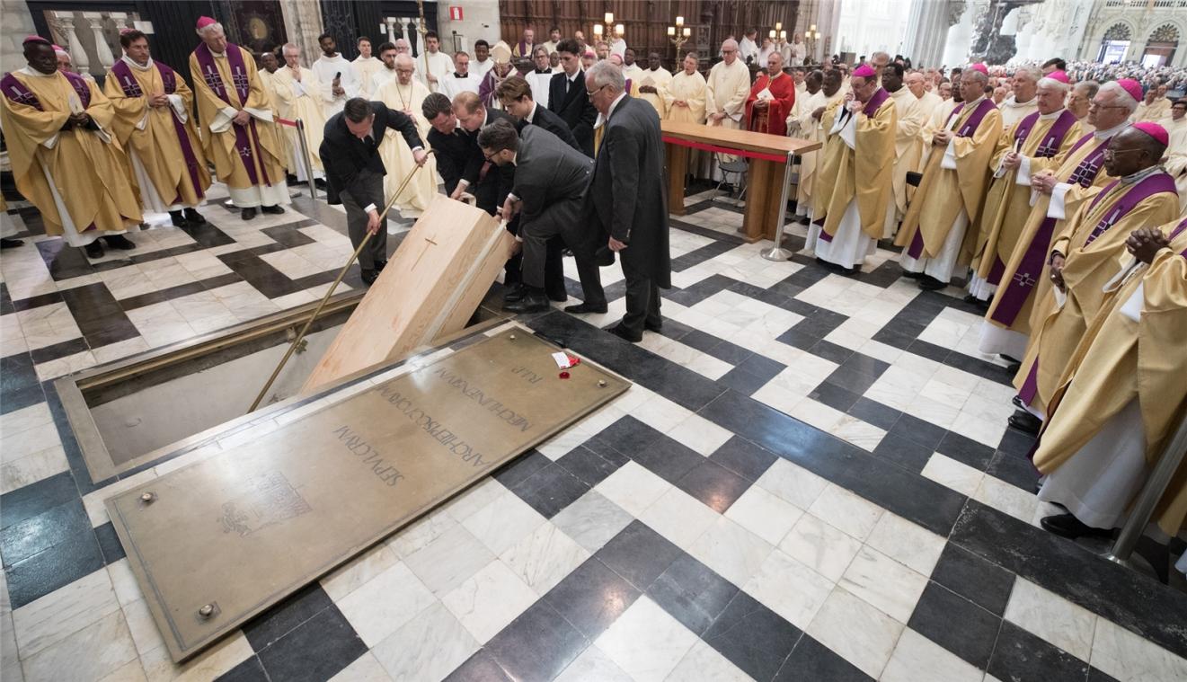 <p>Die sterblichen Überreste von Kardinal Godfried Danneels wurden nach dem Gottesdienst in einer Gruft der Mechelner Kathedrale beigesetzt.</p>