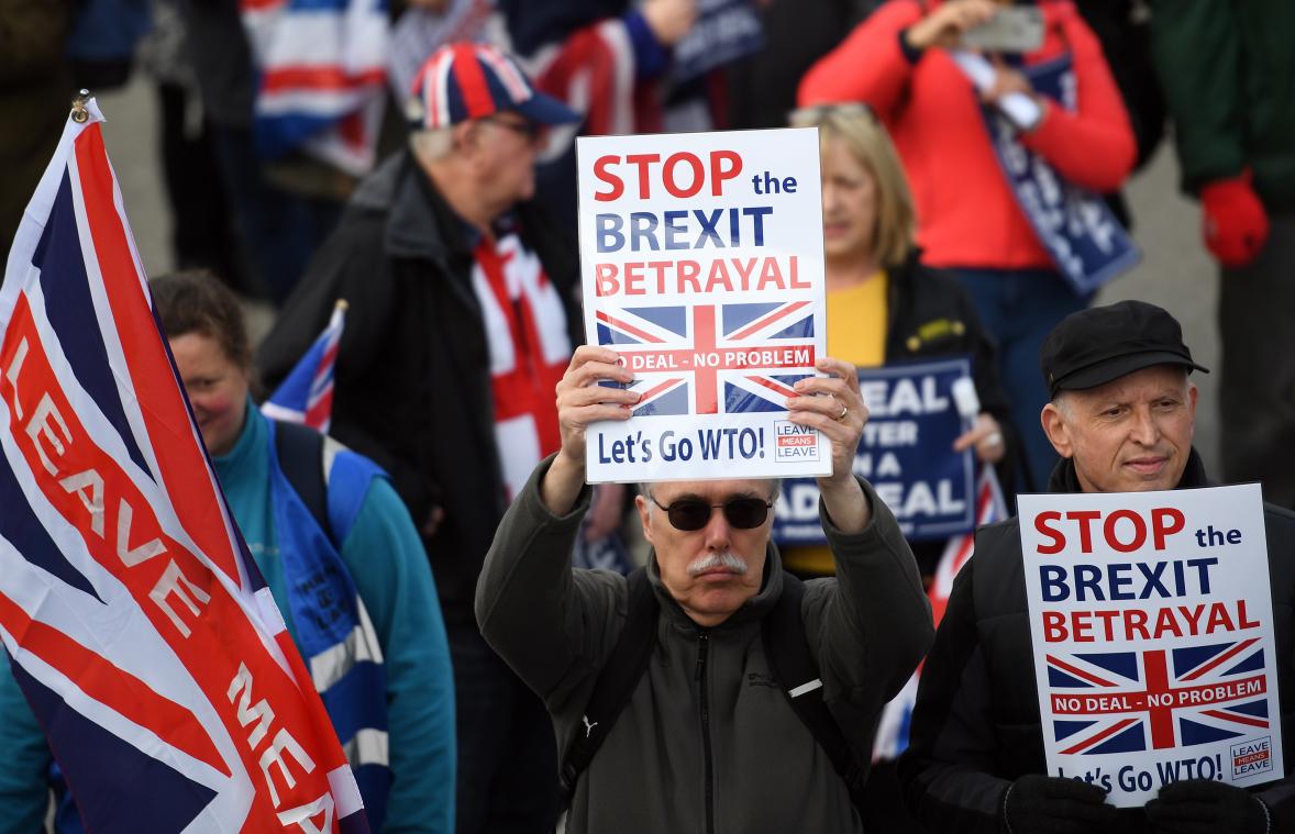 <p>Demonstranten beim March to Leave, der von Nottingham nach London zieht und am 29. März mit einer Massenkundgebung vor dem Parlament enden soll. Die Aufschrift der Schilder lautet: Stoppt den Brexit-Verrat. Kein Deal - Kein Problem. │ Bild: dpa</p>