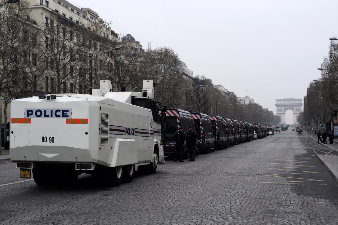 <p>Polizisten sichern die Champs-Elysees in Paris. Die französische Regierung will anlässlich einer weiteren Demonstration der Gelbwesten die Sicherheit verstärken, um eine Wiederholung der Unruhen zu vermeiden. │ Bild: dpa</p>