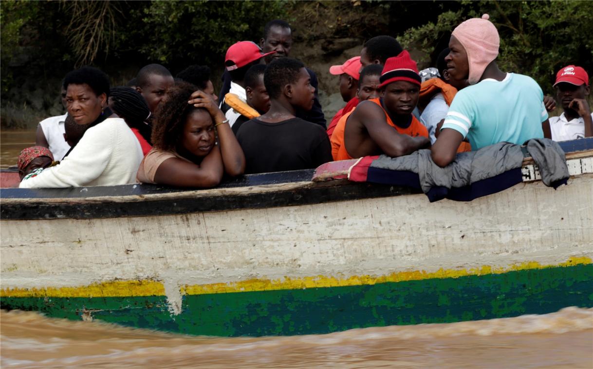 <p>In einem Holzboot fahren Menschen in den Bezirk Buzi, rund 200 Kilometer entfernt von Beira (Mozambik).</p>
