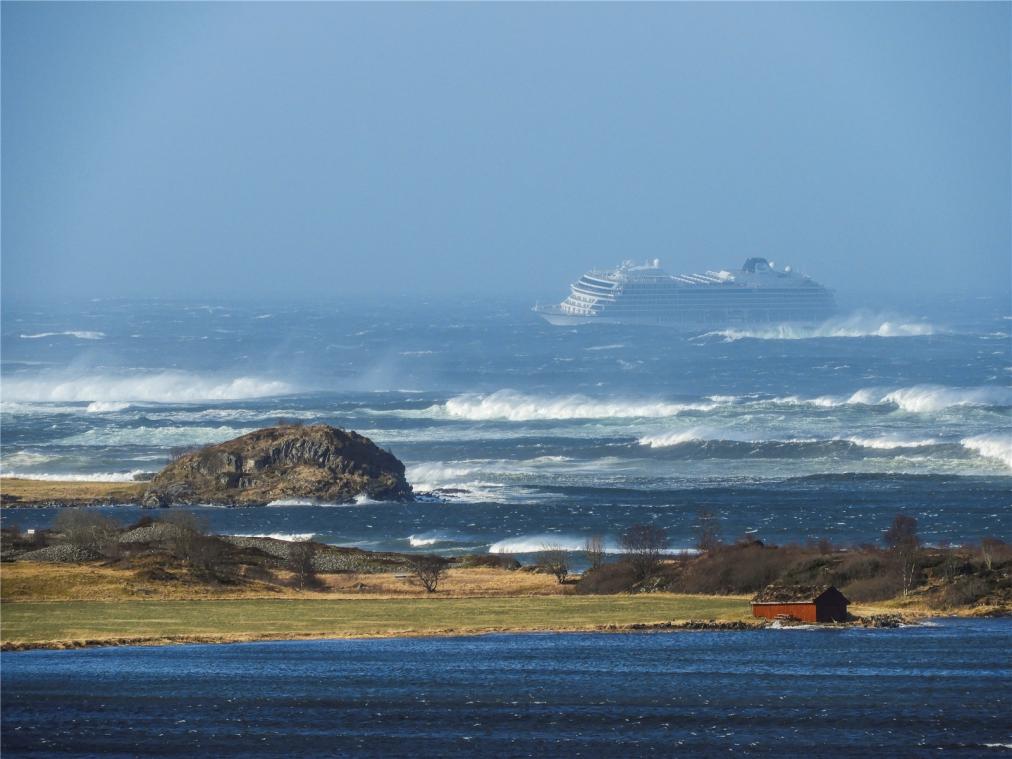 <p>Das in Seenot geratene Kreuzfahrtschiff „Viking Sky“ driftet in Richtung Land.</p>