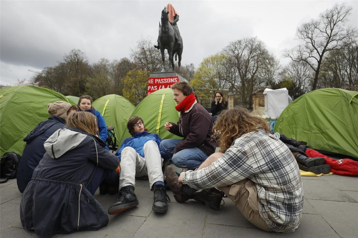 <p>Die Klima-Aktivisten schlugen ihr Lager auf dem place du Trône auf. Die Statue von König Leopold II. (im Hintergrund) wurde abgedeckt.</p>