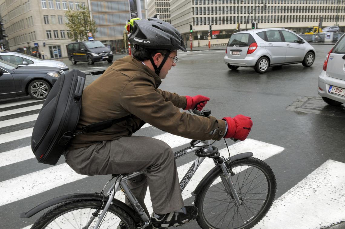 <p>Mit dem Fahrrad statt dem Firmenauto durch den dichten Stadtverkehr.</p>