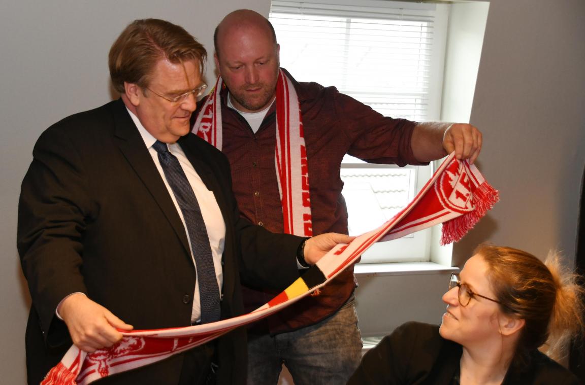 <p>Ein Schal des ostbelgischen Fanclubs vom 1. FC Köln für den bekennenden FC-Fan, Botschafter Martin Kotthaus.</p>