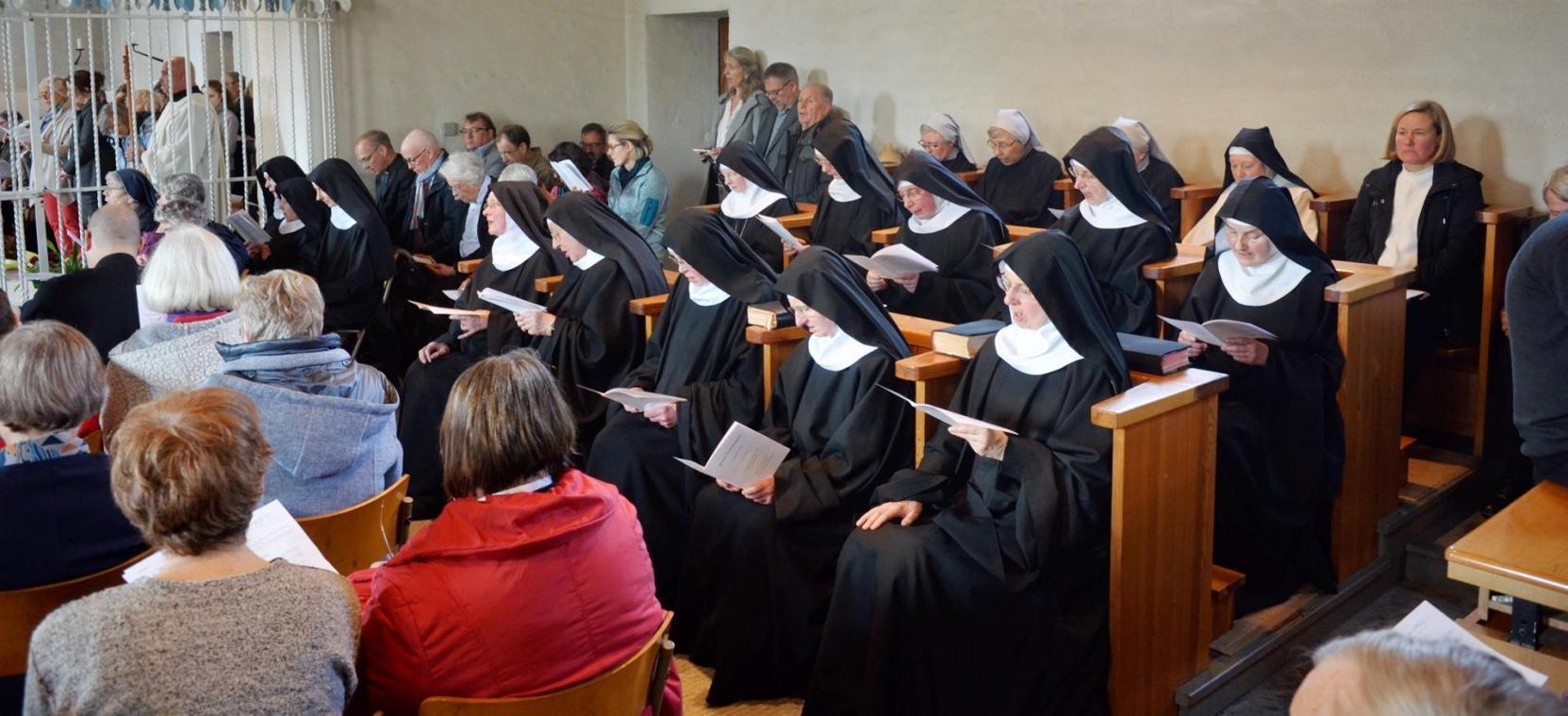<p>Einen besonderen Moment erlebten die Gäste im Abschiedsgottesdienst, als die scheidenden Schwestern in der Steinfelder Kapelle ihre Choralgesänge anstimmten.</p>