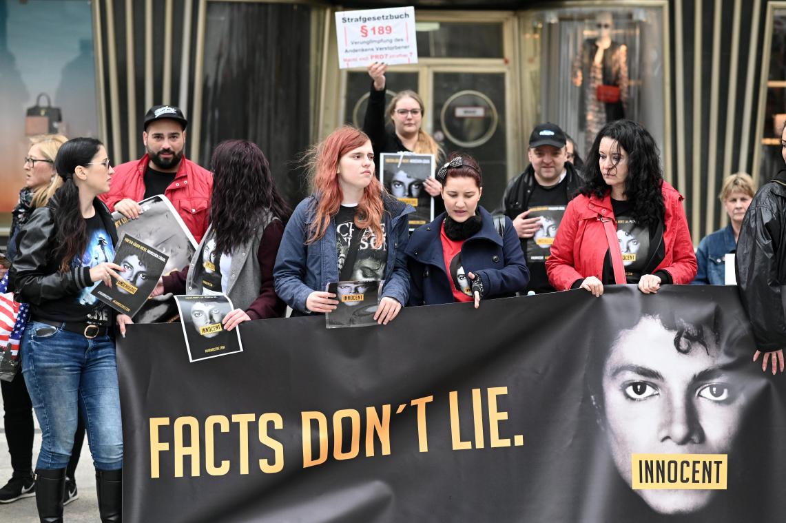 <p>Fans protestieren mit einem Banner mit der Aufschrift „Facts don't lie“ (Fakten lügen nicht) und Plakaten gegen die Austrahlung der Dokumentation „Leaving Neverland“ über den Popstar Michael Jackson.</p>