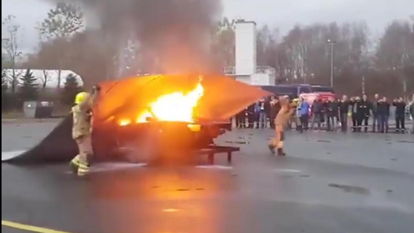 <p>Anstatt das Feuer mit Schlauch und Wasser zu löschen, packen die Feuerwehrleute in dem Video immer wieder eine überdimensionale Löschdecke aus und werfen sie unter anderem über brennende Autos.</p>