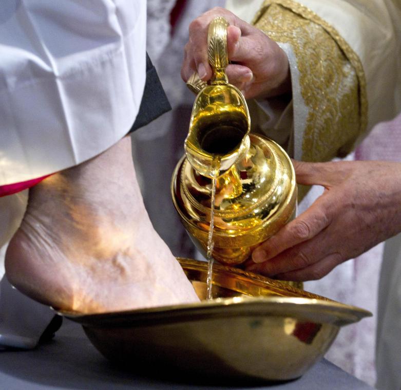 <p>Auch der Papst wäscht an Gründonnerstag die Füße anderer Menschen.</p>