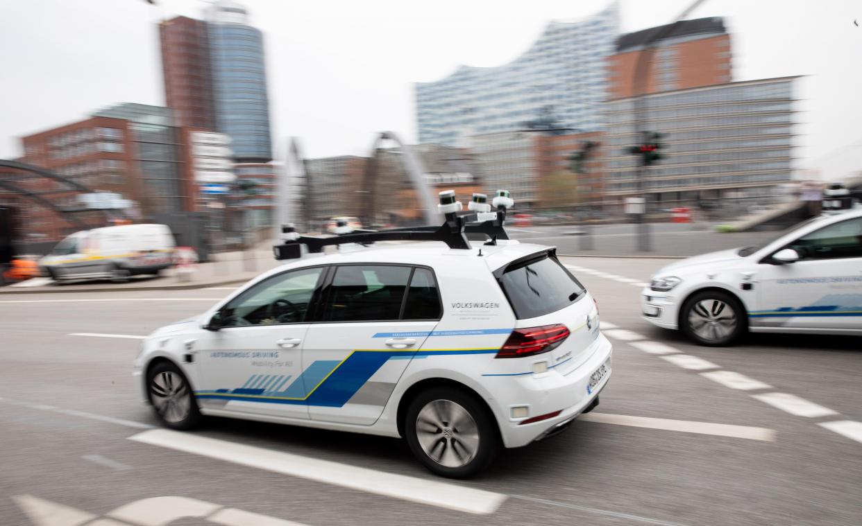 <p>Zwei Elektro-Golf von Volkswagen, bestückt mit Laserscannern, Kameras, Ultraschallsensoren und Radar für vollautomatisches Fahren, sind bei einem Fototermin vor einer Pressekonferenz unterwegs.</p>
