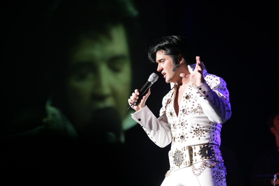 <p>Im Zeitraffer laufen Leben und Karriere von Elvis Presley vor dem Publikum an, das durch Filmsequenzen auch beständig den echten „King“ vor Augen hat.</p>
