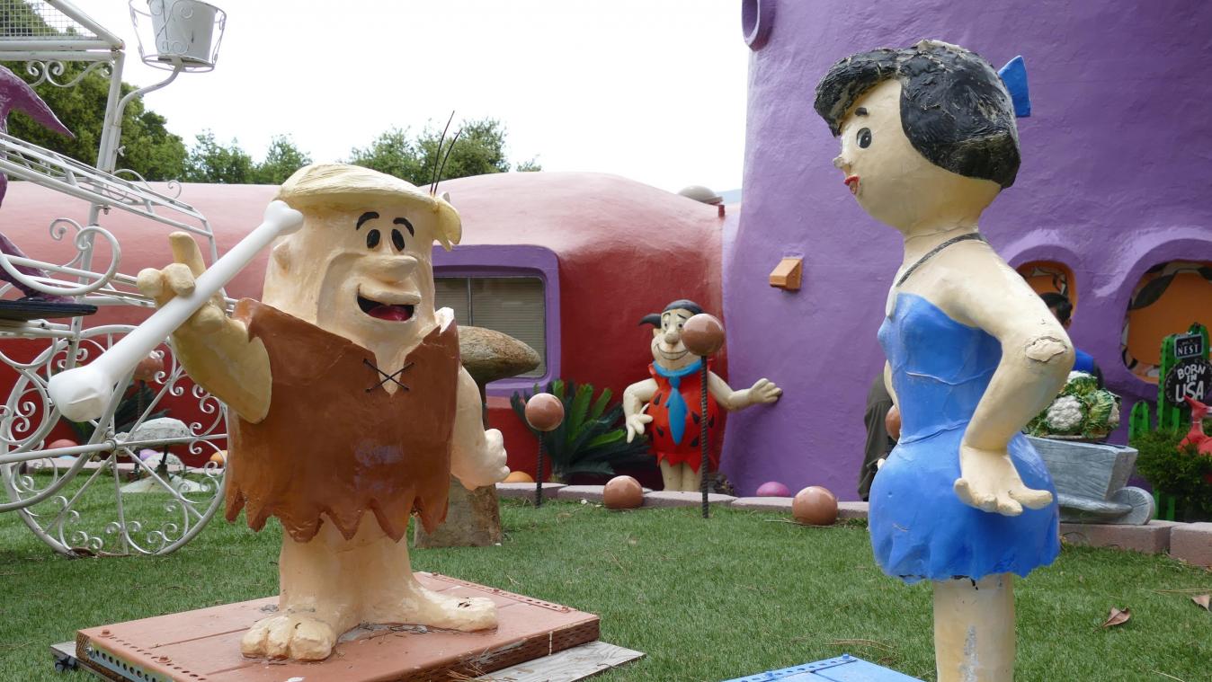 <p>Mit meterhohen Figuren dekorierte eine Kalifornierin ihr ausgefallenes Flintstone-Haus.</p>