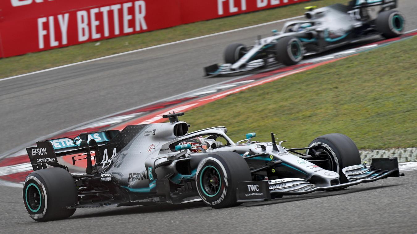 <p>Mercedes-Pilot Lewis Hamilton aus Großbritannien steuert sein Auto vor seinem Teamkollegen Valtteri Bottas aus Finnland.</p>