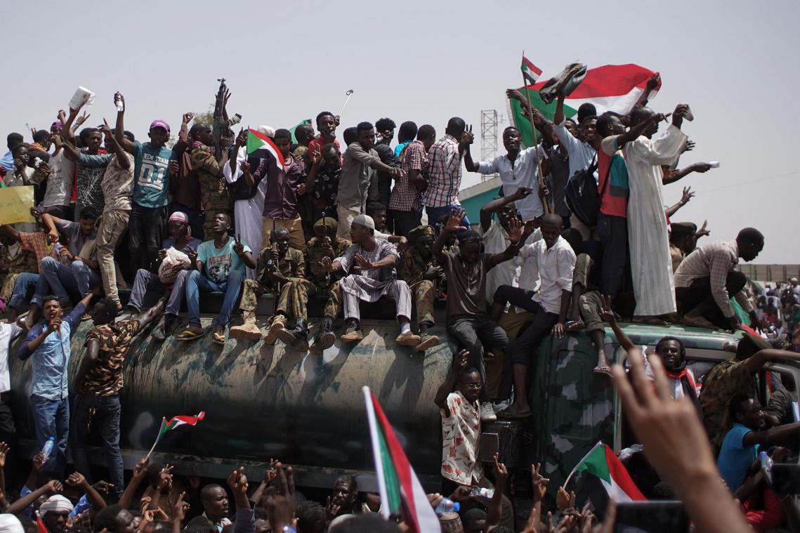 <p>Demonstranten und Soldaten sitzen und stehen auf einem Militärfahrzeug vor dem Verteidigungsministerium, um die Bildung einer Zivilregierung zu fordern, einen Tag nachdem das Militär die Macht übernommen und den langjährigen Präsidenten Omar al-Baschir verhaftet hat.</p>