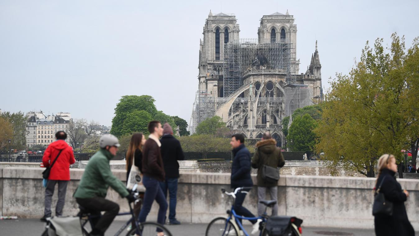 <p>In der weltberühmten Kathedrale Notre-Dame in Paris ist ein verheerendes Feuer ausgebrochen. Über dem Wahrzeichen der französischen Hauptstadt war am Montagabend eine riesige Rauchsäule zu sehen, Flammen schlugen lichterloh aus dem Dachstuhl.</p>