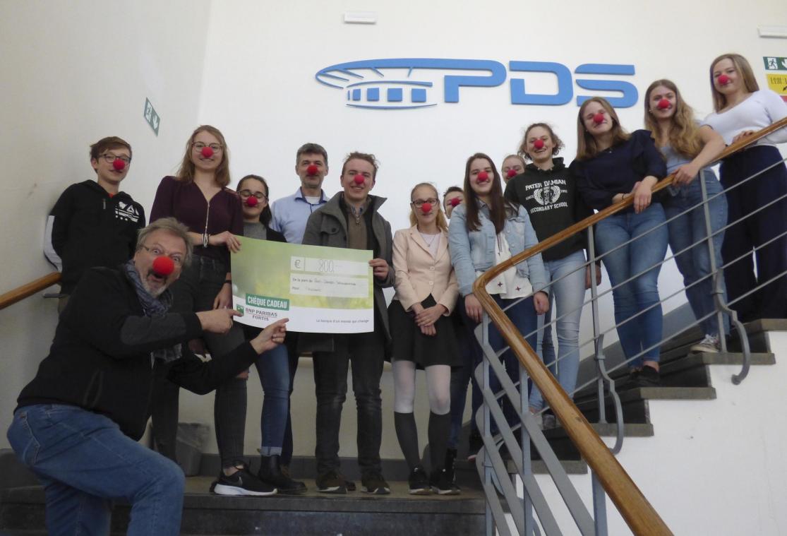 <p>Der Schülerrat der Eupener Pater-Damian-Sekundarschule verkaufte bei der Aktion „Red Nose Day“ 600 rote Nasen und konnte somit den ostbelgischen Cliniclowns eine Spendensumme von 800 Euro überreichen.</p>