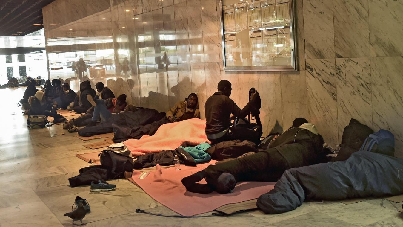 <p>Flüchtlinge lagern im Brüsseler Nordbahnhof.</p>